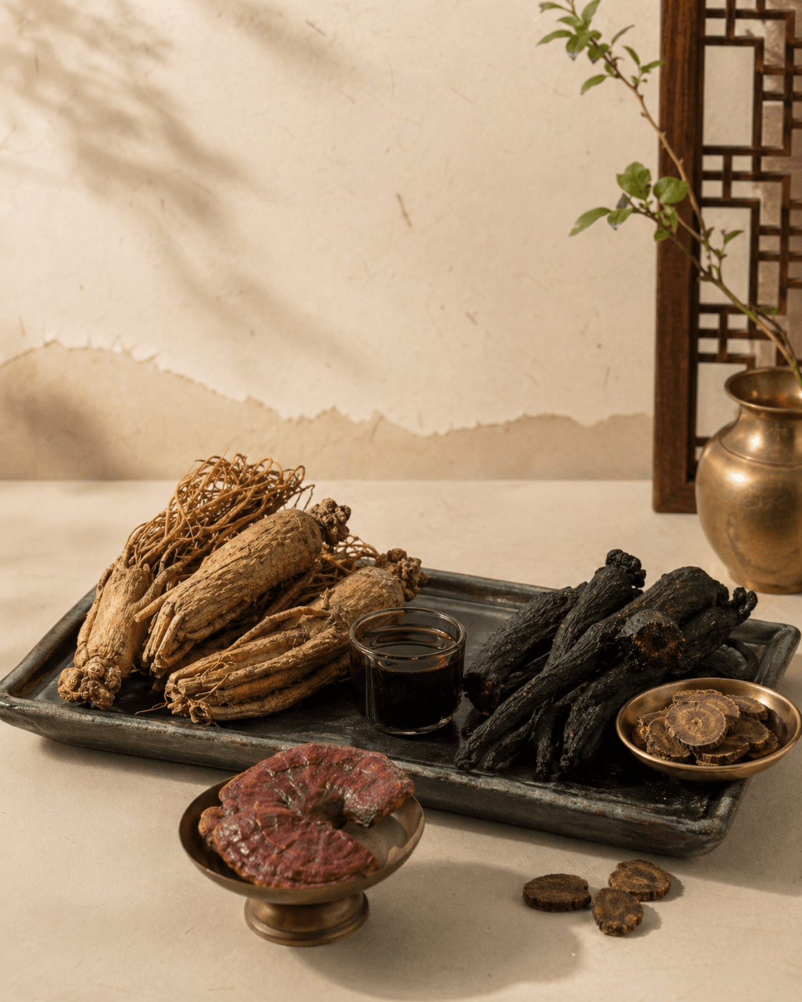 홍삼과 흑삼 원료를 정갈하게 배치한 이미지