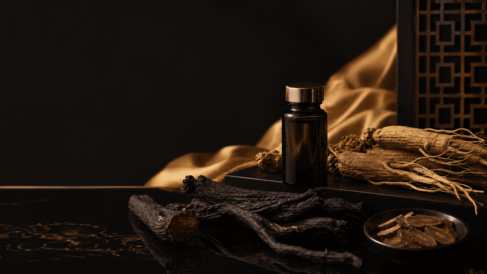 홍삼과 흑삼 원료가 놓인 프리미엄 정물 이미지